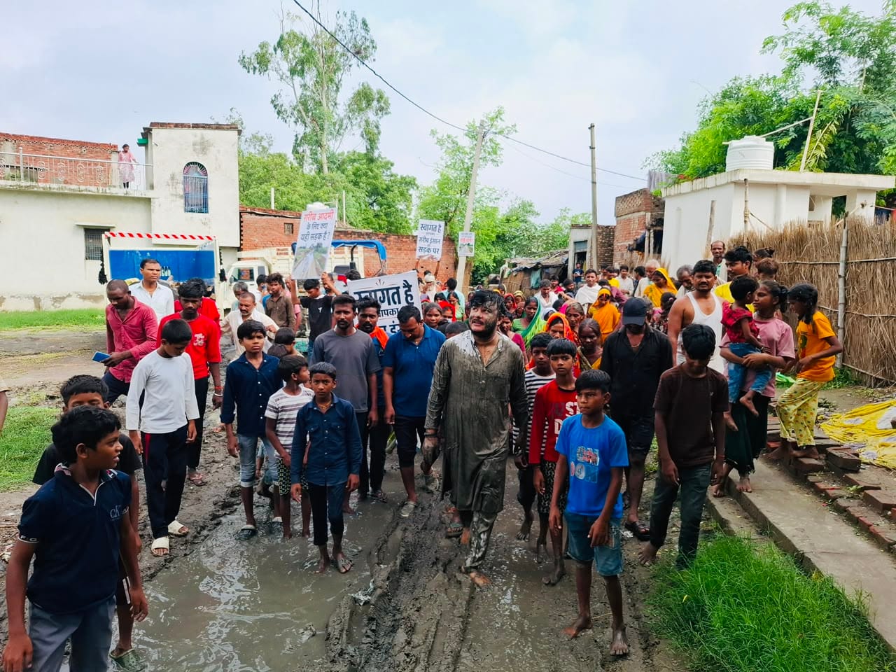 फतेहउल्लापुर गांव के प्राथमिक विद्यालय में जमे कीचड़ के बीच खड़े बच्चें। स्रोत- आयोजक फतेहउल्लापुर गांव के प्राथमिक विद्यालय में जमे कीचड़ के बीच खड़े बच्चें। स्रोत- आयोजक