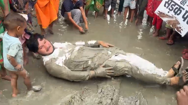 फतेहउल्लापुर गांव के प्राथमिक विद्यालय में जमे कीचड़ के बीच खड़े बच्चें। स्रोत- आयोजक फतेहउल्लापुर गांव के प्राथमिक विद्यालय में जमे कीचड़ के बीच खड़े बच्चें। स्रोत- आयोजक