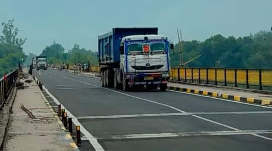 गेंगासो गंगा पुल मरम्मत के बाद निकलते भारी वाहन। 