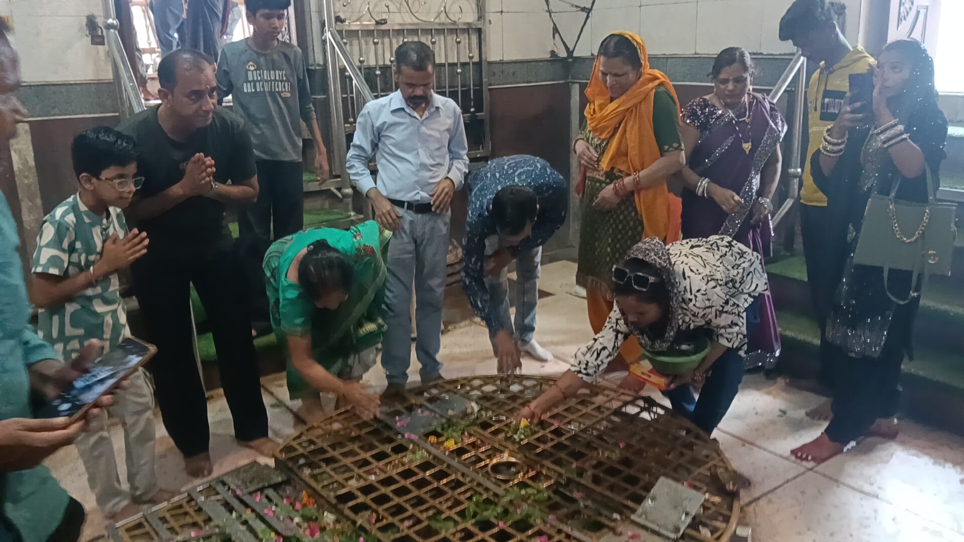 गोला में शिवम चौराहा से कॉरिडोर के मार्ग में स्टेशन मार्ग पर की जा रही बैरिकेडिंग। संवाद गोला में शिवम चौराहा से कॉरिडोर के मार्ग में स्टेशन मार्ग पर की जा रही बैरिकेडिंग। संवाद
