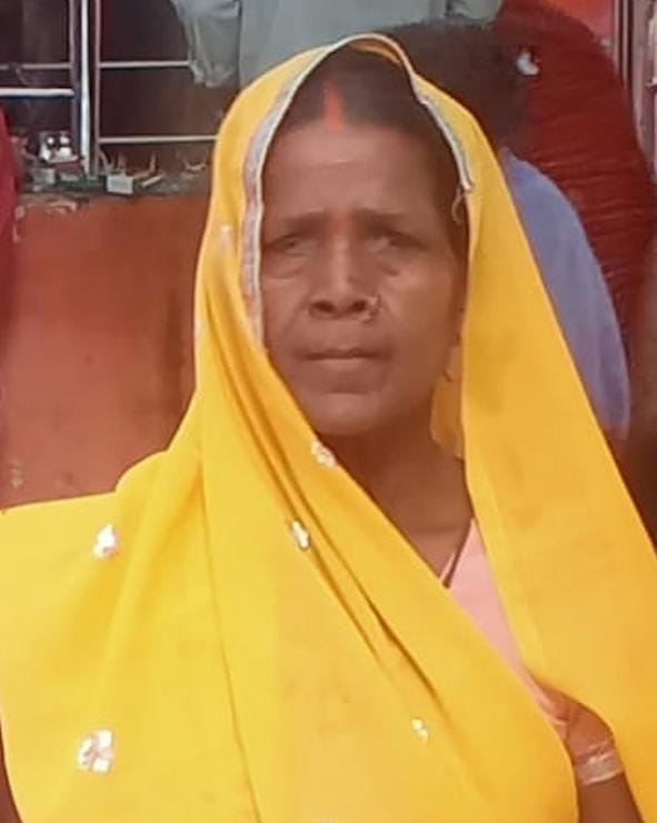 घटना की जानकारी देता पिता, मृतका व मौके पर पहुंची पुलिस।