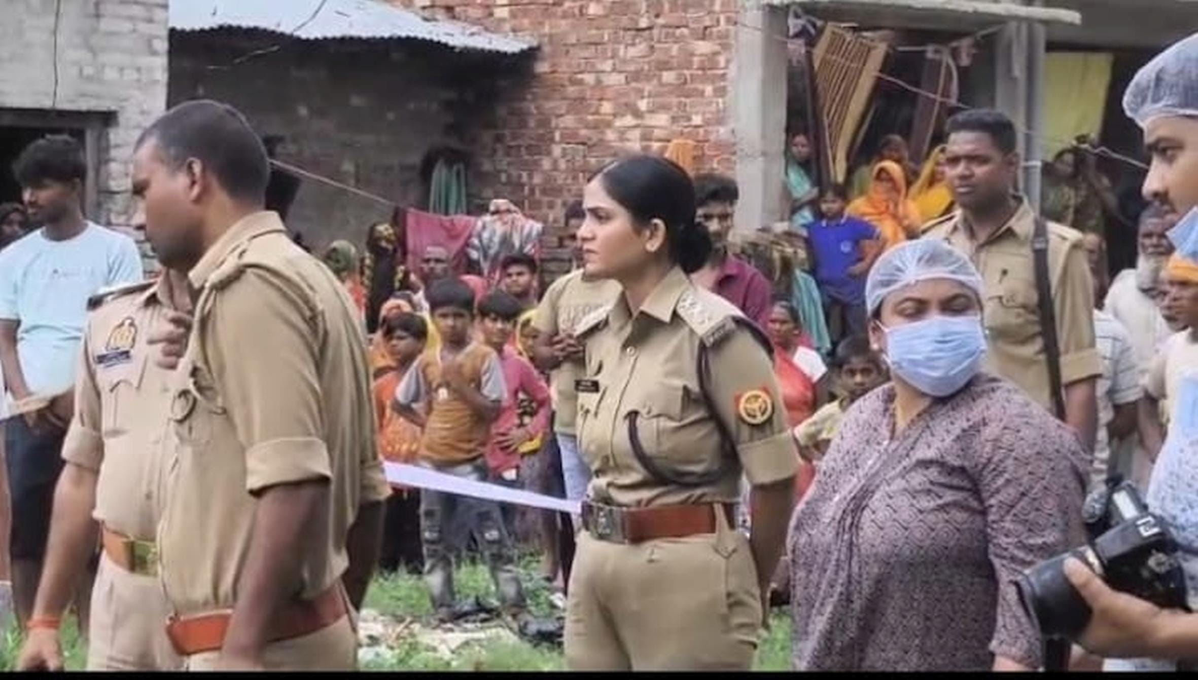 घटना की जानकारी देता पिता, मृतका व मौके पर पहुंची पुलिस।