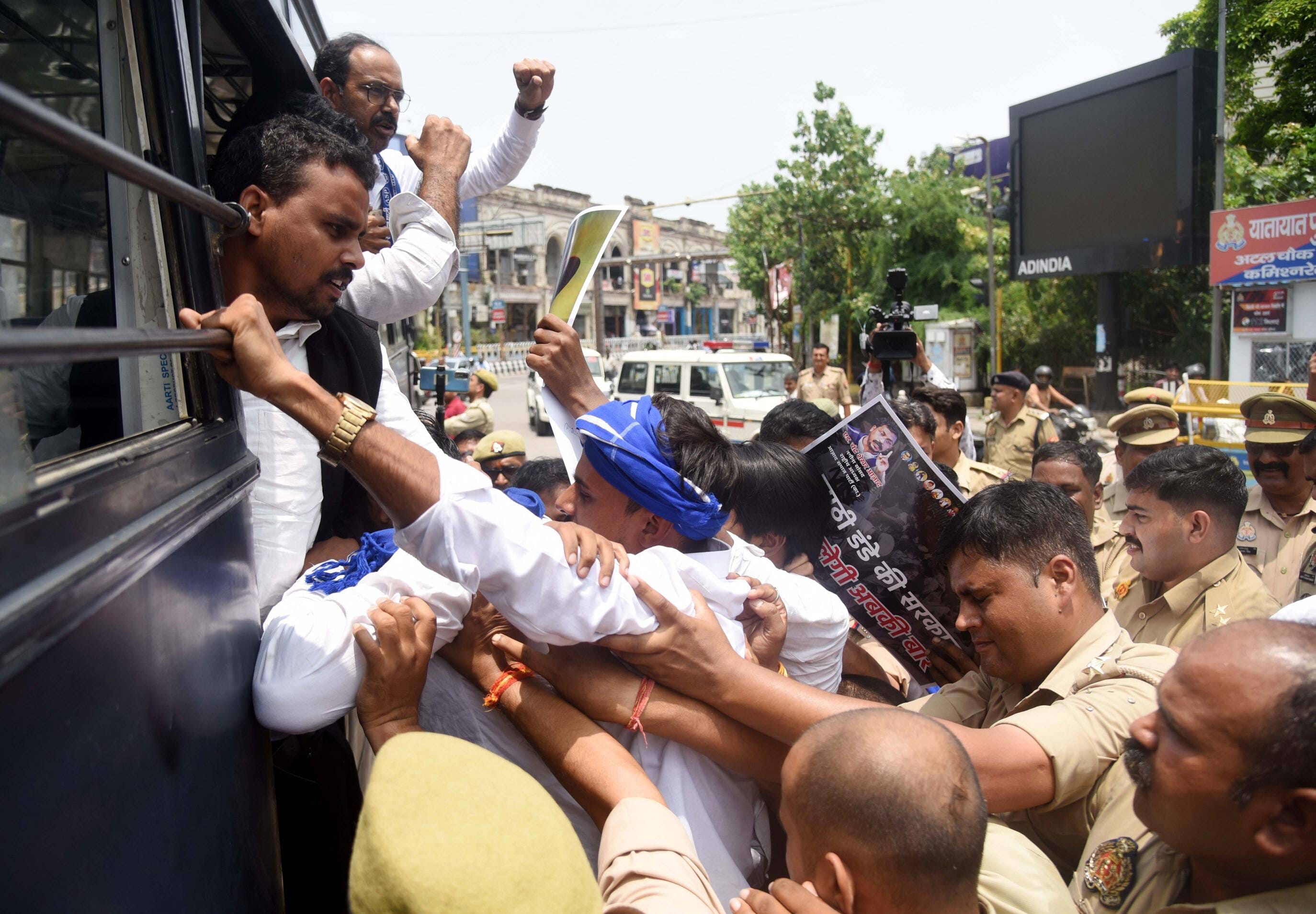 हजरतगंज स्थित आंबेडकर प्रतिमा पर भीम आर्मी के कार्यकर्ताओं ने प्रदर्शन किया। हजरतगंज स्थित आंबेडकर प्रतिमा पर भीम आर्मी के कार्यकर्ताओं ने प्रदर्शन किया।