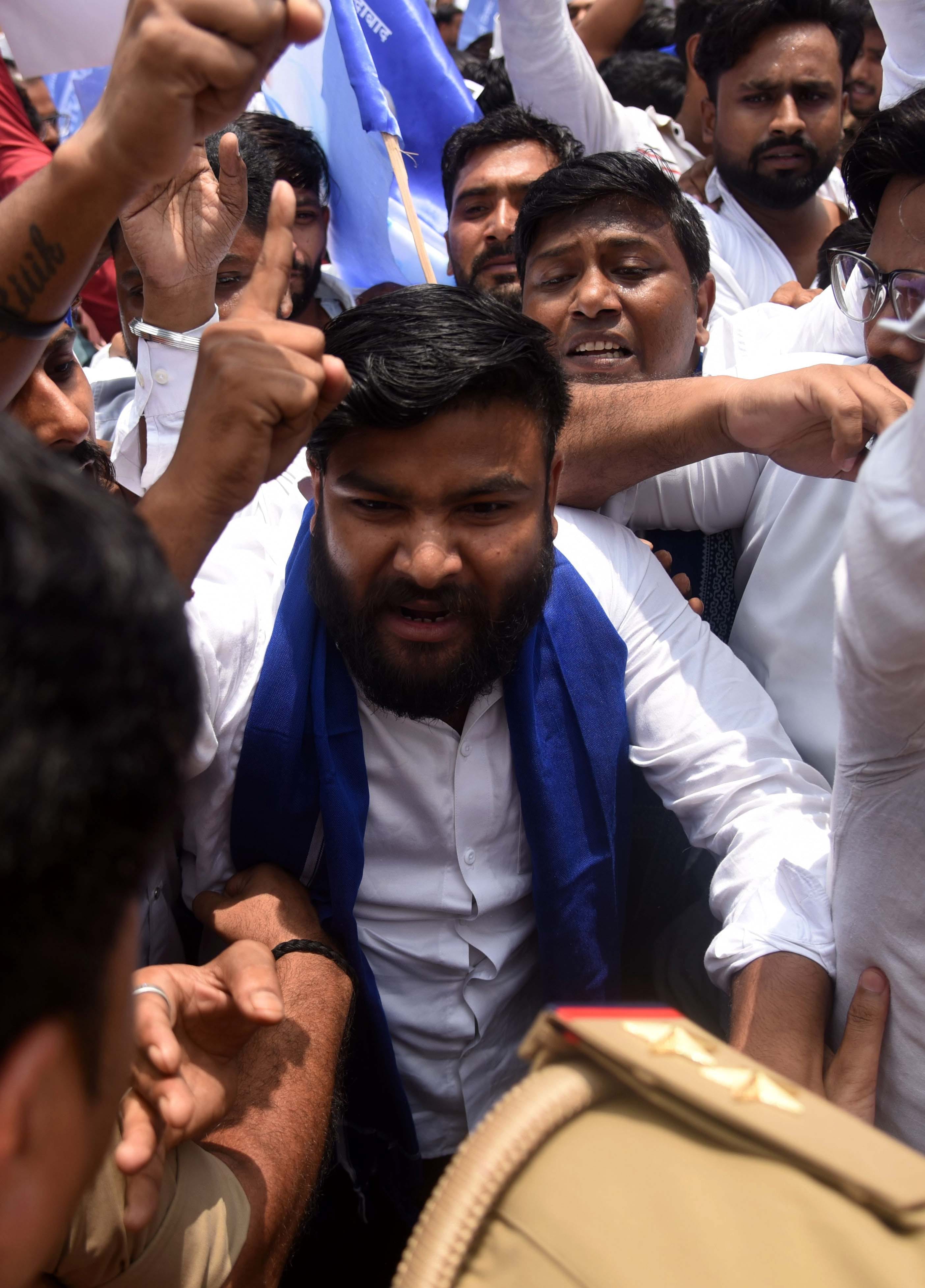 हजरतगंज स्थित आंबेडकर प्रतिमा पर भीम आर्मी के कार्यकर्ताओं ने प्रदर्शन किया। हजरतगंज स्थित आंबेडकर प्रतिमा पर भीम आर्मी के कार्यकर्ताओं ने प्रदर्शन किया।