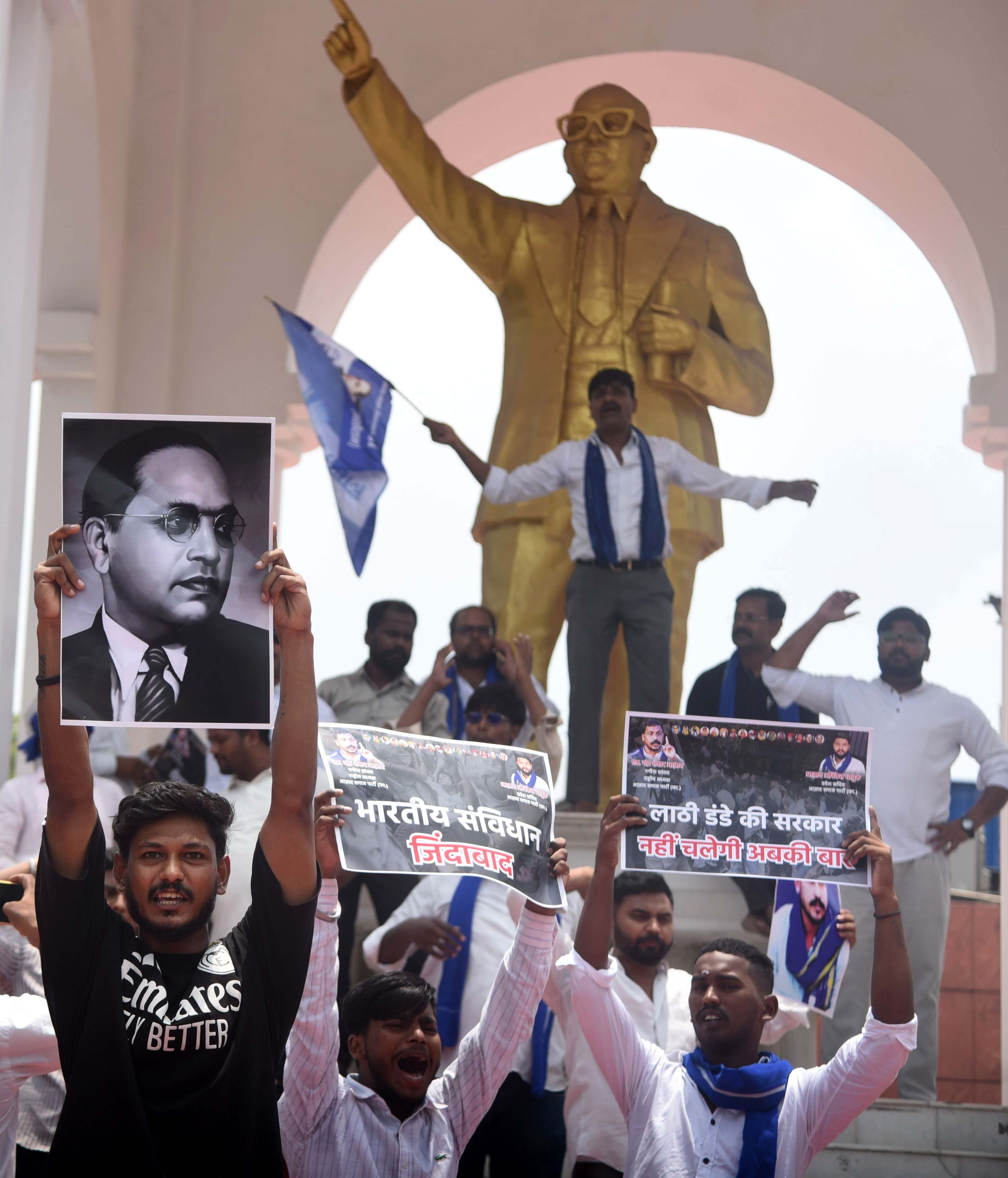 हजरतगंज स्थित आंबेडकर प्रतिमा पर भीम आर्मी के कार्यकर्ताओं ने प्रदर्शन किया। हजरतगंज स्थित आंबेडकर प्रतिमा पर भीम आर्मी के कार्यकर्ताओं ने प्रदर्शन किया।
