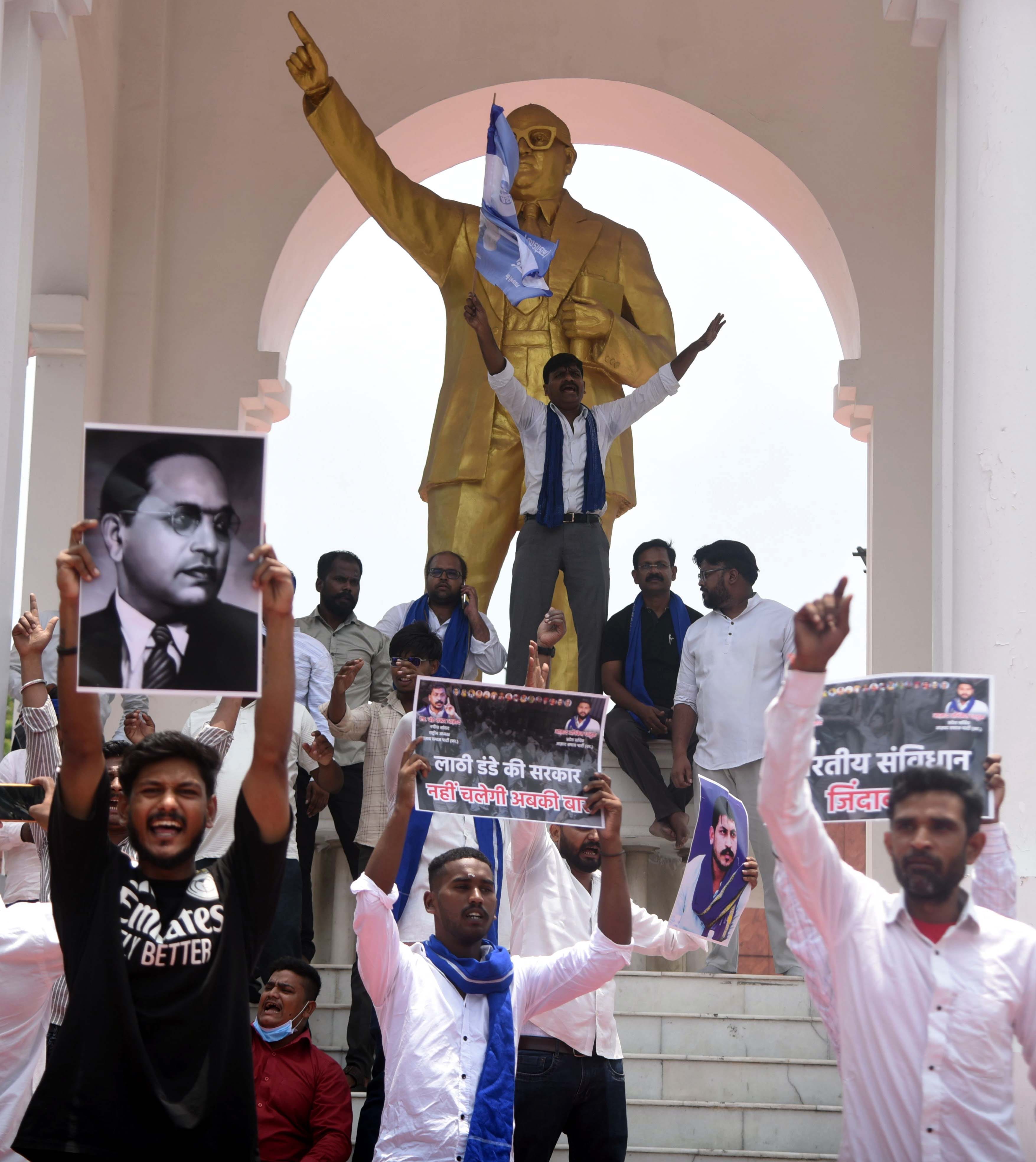 हजरतगंज स्थित आंबेडकर प्रतिमा पर भीम आर्मी के कार्यकर्ताओं ने प्रदर्शन किया। हजरतगंज स्थित आंबेडकर प्रतिमा पर भीम आर्मी के कार्यकर्ताओं ने प्रदर्शन किया।