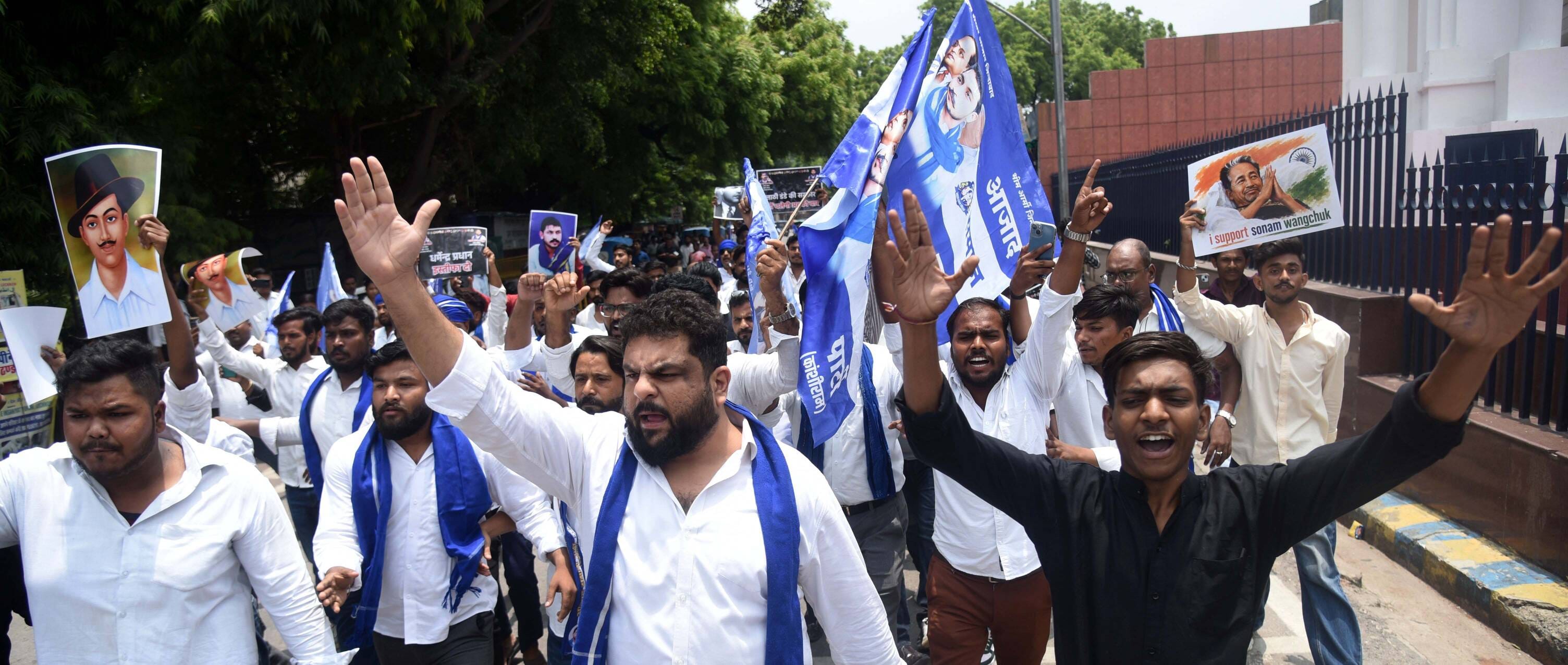 हजरतगंज स्थित आंबेडकर प्रतिमा पर भीम आर्मी के कार्यकर्ताओं ने प्रदर्शन किया। हजरतगंज स्थित आंबेडकर प्रतिमा पर भीम आर्मी के कार्यकर्ताओं ने प्रदर्शन किया।