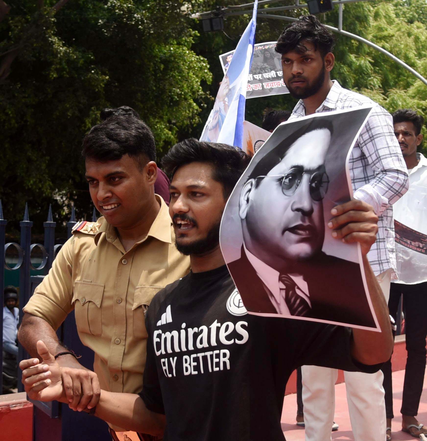 हजरतगंज स्थित आंबेडकर प्रतिमा पर भीम आर्मी के कार्यकर्ताओं ने प्रदर्शन किया। हजरतगंज स्थित आंबेडकर प्रतिमा पर भीम आर्मी के कार्यकर्ताओं ने प्रदर्शन किया।