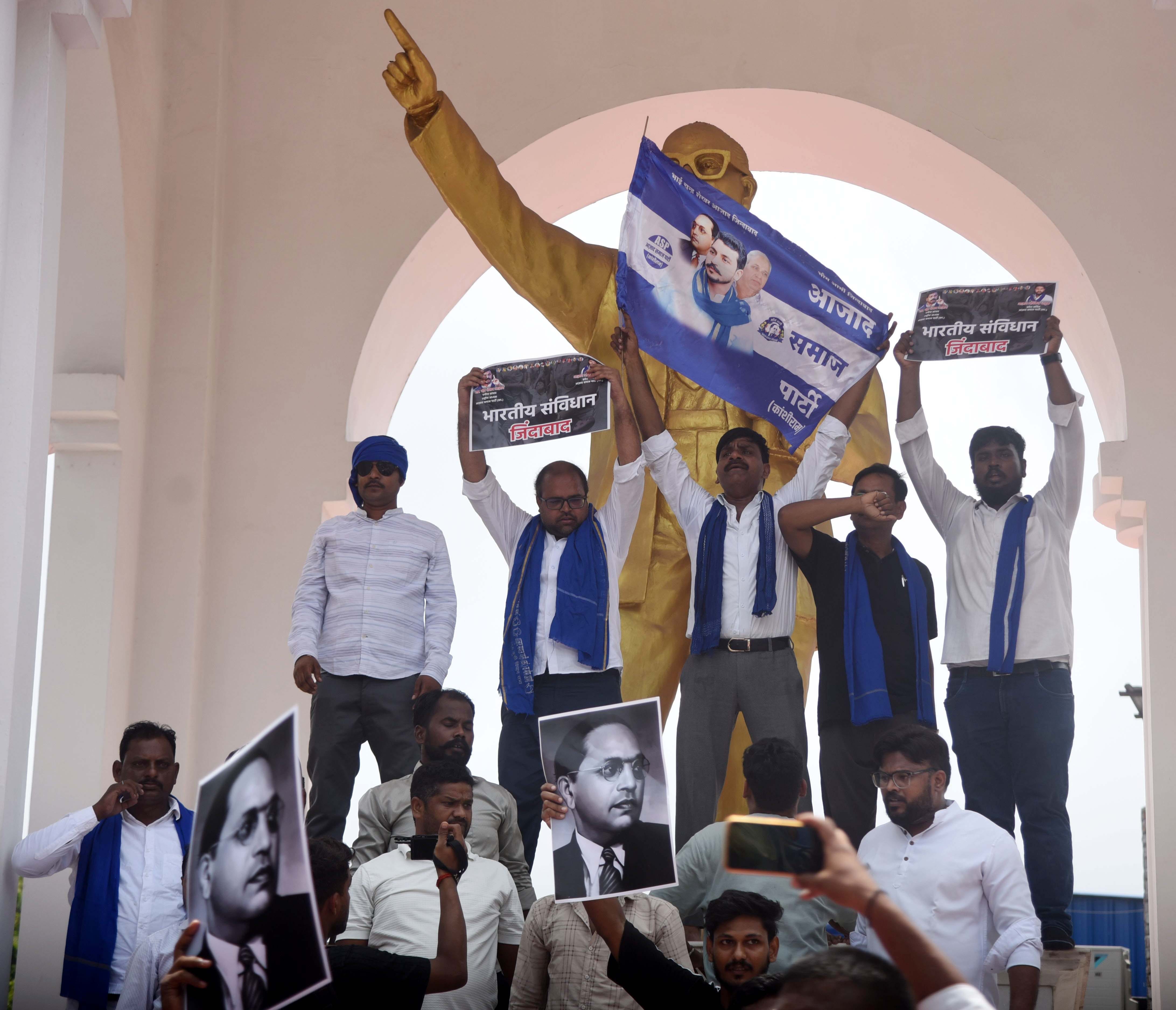 हजरतगंज स्थित आंबेडकर प्रतिमा पर भीम आर्मी के कार्यकर्ताओं ने प्रदर्शन किया। हजरतगंज स्थित आंबेडकर प्रतिमा पर भीम आर्मी के कार्यकर्ताओं ने प्रदर्शन किया।