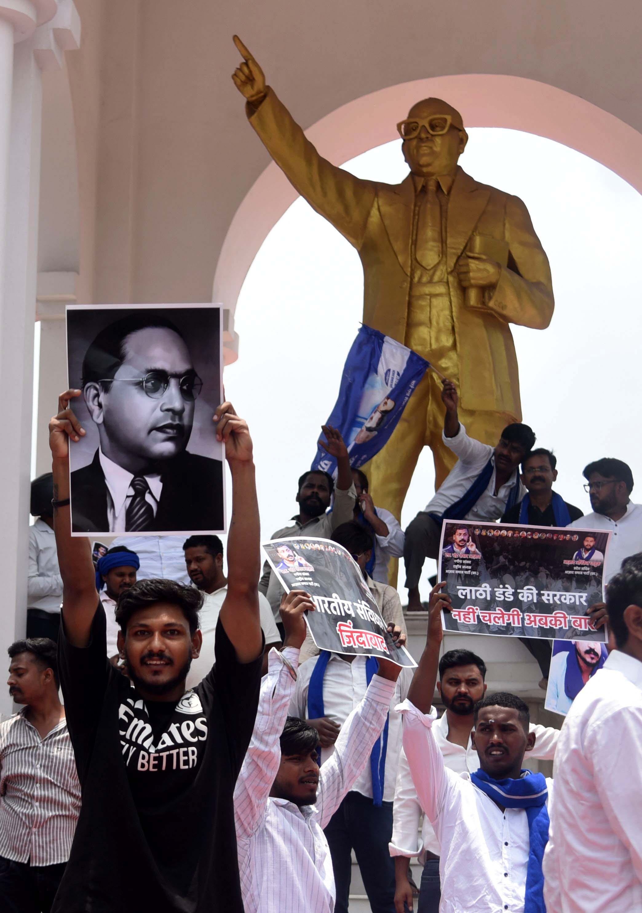 हजरतगंज स्थित आंबेडकर प्रतिमा पर भीम आर्मी के कार्यकर्ताओं ने प्रदर्शन किया। हजरतगंज स्थित आंबेडकर प्रतिमा पर भीम आर्मी के कार्यकर्ताओं ने प्रदर्शन किया।