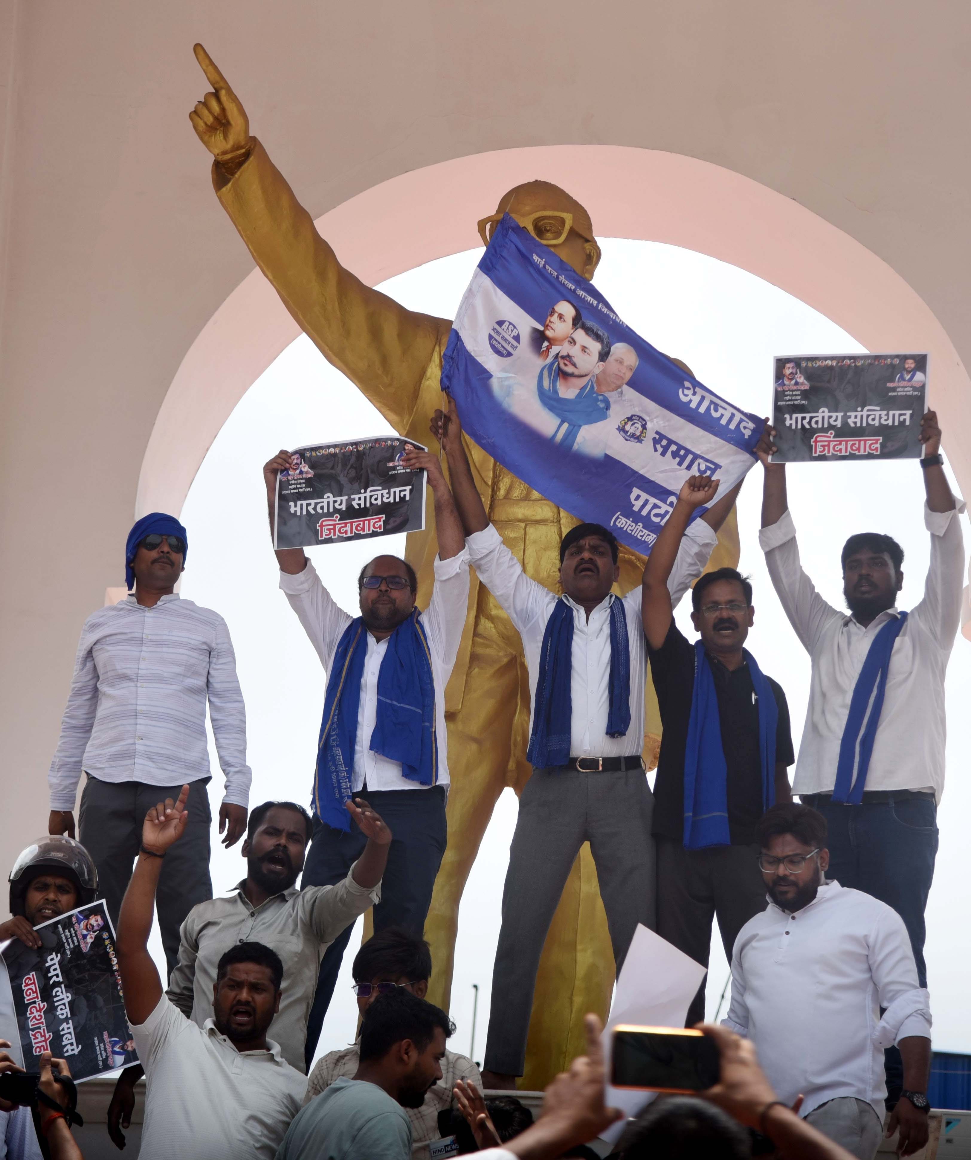 हजरतगंज स्थित आंबेडकर प्रतिमा पर भीम आर्मी के कार्यकर्ताओं ने प्रदर्शन किया। हजरतगंज स्थित आंबेडकर प्रतिमा पर भीम आर्मी के कार्यकर्ताओं ने प्रदर्शन किया।