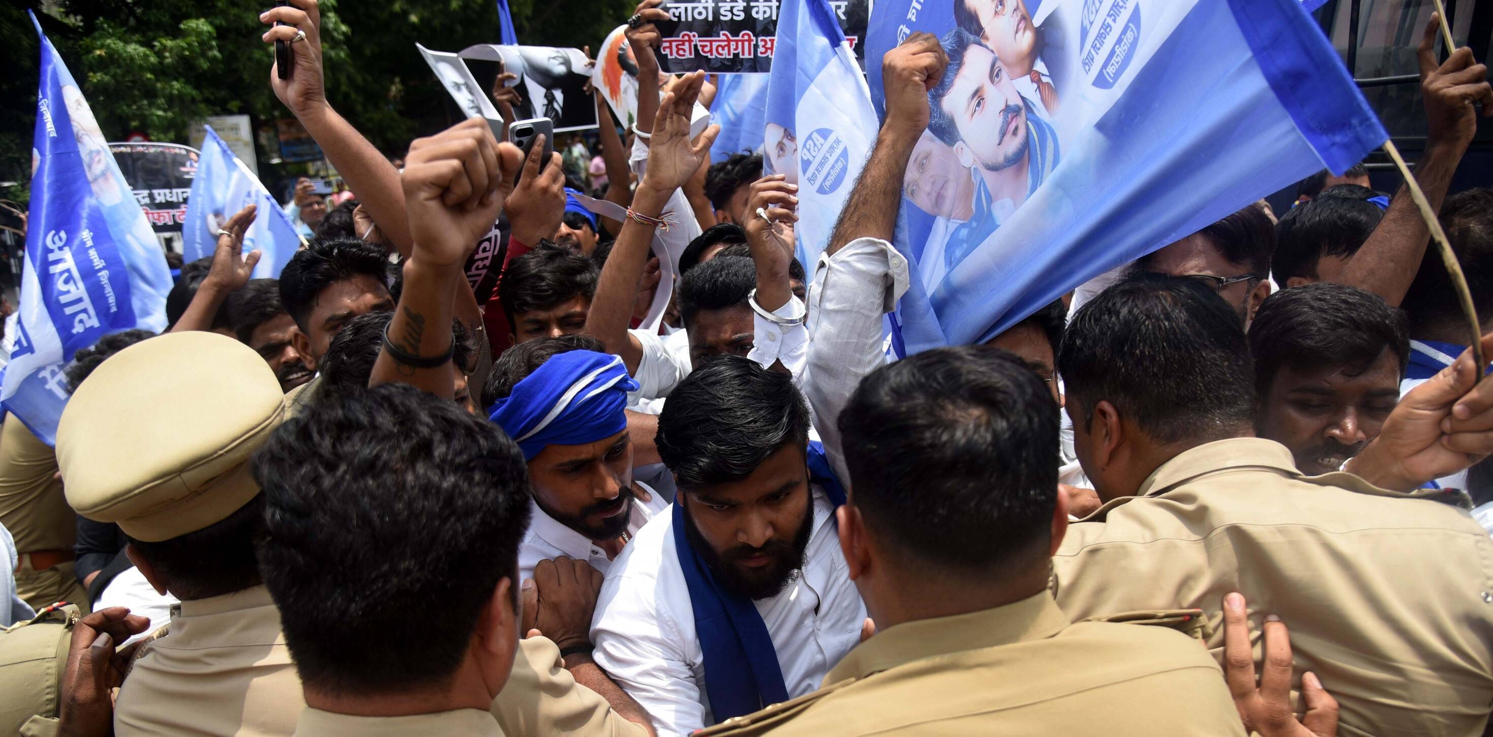 हजरतगंज स्थित आंबेडकर प्रतिमा पर भीम आर्मी के कार्यकर्ताओं ने प्रदर्शन किया। हजरतगंज स्थित आंबेडकर प्रतिमा पर भीम आर्मी के कार्यकर्ताओं ने प्रदर्शन किया।