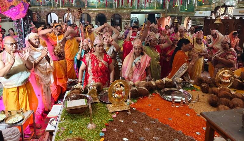 इंदिरानगर स्थित जैन मंदिर में बृहस्पतिवार को सिद्धचक्र महामंडल विधान के तीसरे दिन चौसठ ऋद्धियो इंदिरानगर स्थित जैन मंदिर में बृहस्पतिवार को सिद्धचक्र महामंडल विधान के तीसरे दिन चौसठ ऋद्धियो