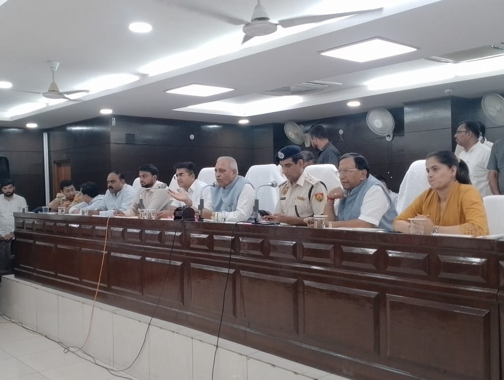 जिला कष्ट निवारण समिति की बैठक में अपना पक्ष रखते बैंक अधिकारी। संवाद