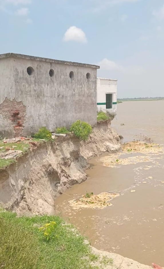 कछला गंगा घाट पर आरती स्थल के नजदीक पहुंचा पानी। संवाद कछला गंगा घाट पर आरती स्थल के नजदीक पहुंचा पानी। संवाद