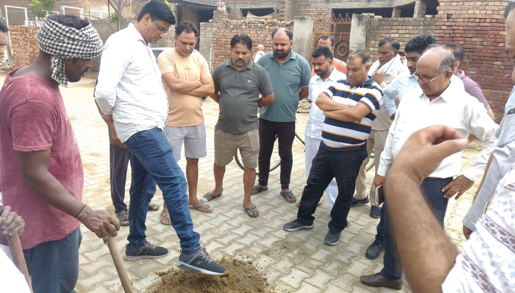 कलायत में जांच के लिए खोदी गई गली की सामग्री से अधिकारियोंं की मौजूदगी में रोड़ा तलाशते पार्षद कलायत में जांच के लिए खोदी गई गली की सामग्री से अधिकारियोंं की मौजूदगी में रोड़ा तलाशते पार्षद