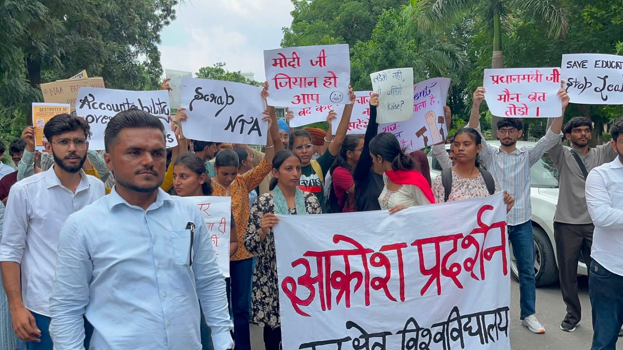 कुरुक्षेत्र। हाथों में बैनर लेकर प्रदर्शन करते केयू के छात्र। संवाद कुरुक्षेत्र। हाथों में बैनर लेकर प्रदर्शन करते केयू के छात्र। संवाद