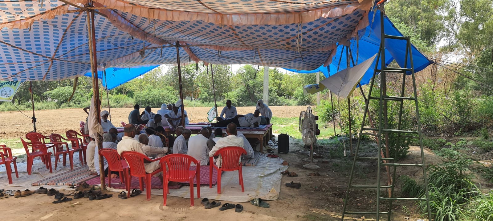 खुराना रोड़ पर कचरा प्लांट के विरोध में धरने पर बैठे ग्रामीण। खुराना रोड़ पर कचरा प्लांट के विरोध में धरने पर बैठे ग्रामीण।