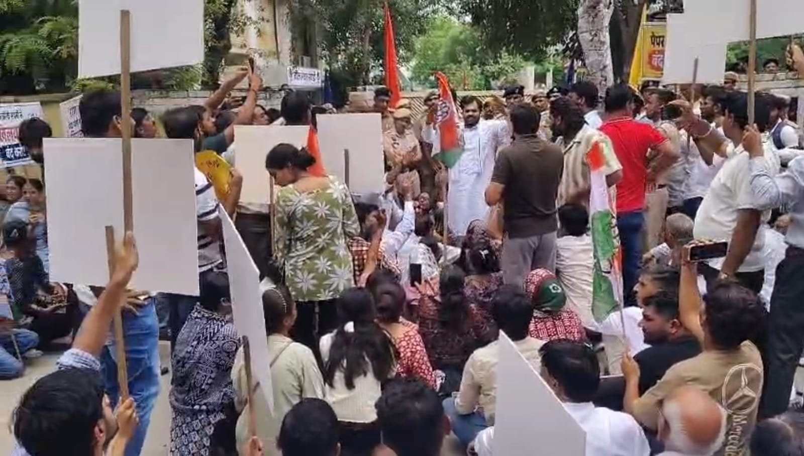 मांगों को लेकर प्रदर्शन करते पूर्व विधायक चिरंजीव राव साथ में कार्यकर्ता। संवाद