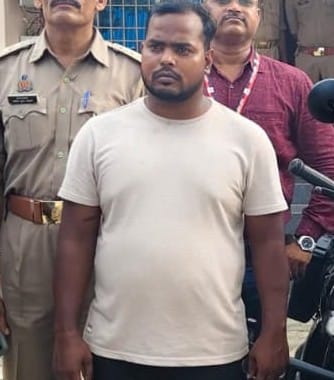 महराजगंज पुलिस द्वारा गिरफ्तार साइबर अपराधी । श्रोत-पुलिस