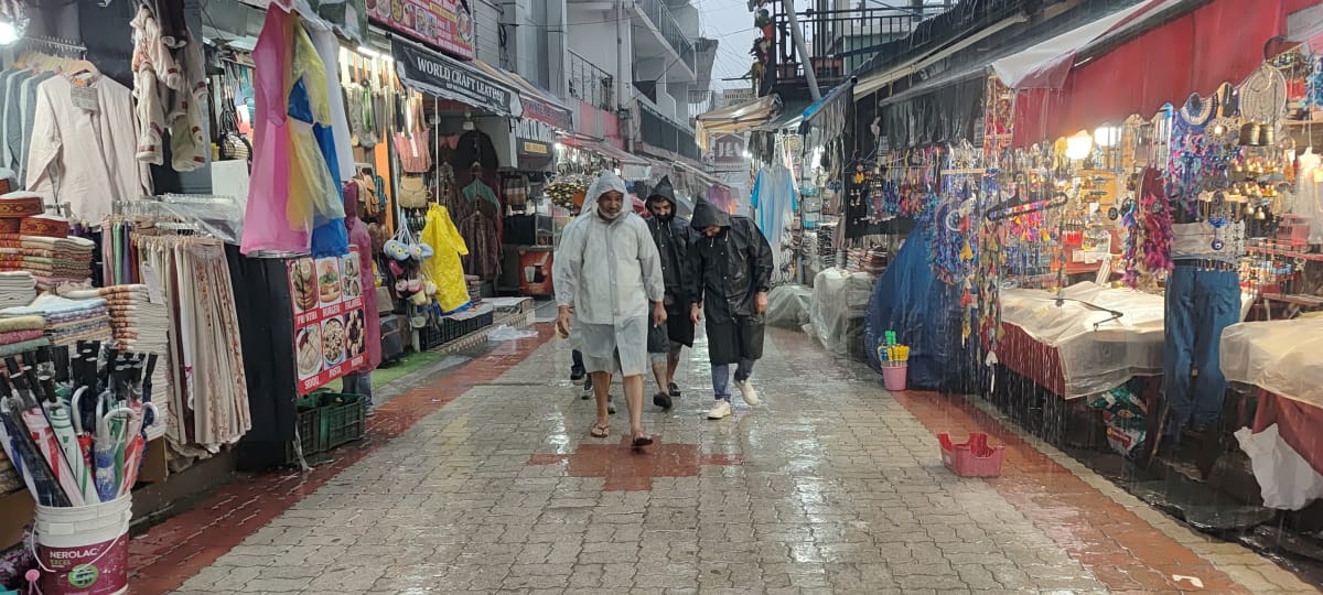 मैक्लोडगंज के भागसूनाग में वॉटरफॉल को जाने वाले रास्ते पर तैनात पुलिस कर्मी पर्यटकों को खराब मौ मैक्लोडगंज के भागसूनाग में वॉटरफॉल को जाने वाले रास्ते पर तैनात पुलिस कर्मी पर्यटकों को खराब मौ