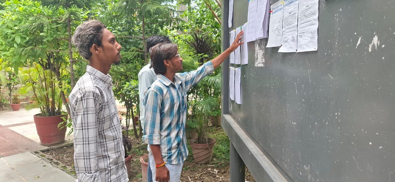 मुंकद लाल राष्ट्रीय कॉलेज में फीस जमा करने पहुंचे विद्यार्थी व अन्य। संवाद