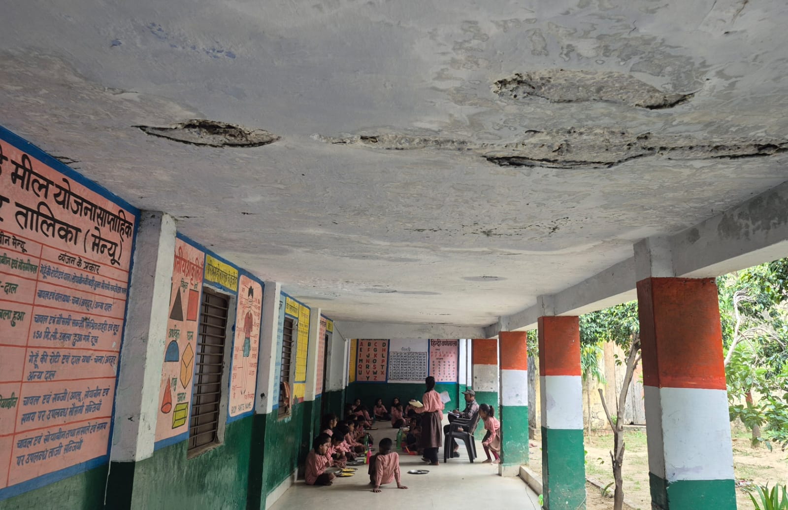 नगर क्षेत्र के प्राथमिक विद्यालय होली गेट जर्जर होने से बरामदे में पढ़ते बच्चे। संवाद नगर क्षेत्र के प्राथमिक विद्यालय होली गेट जर्जर होने से बरामदे में पढ़ते बच्चे। संवाद