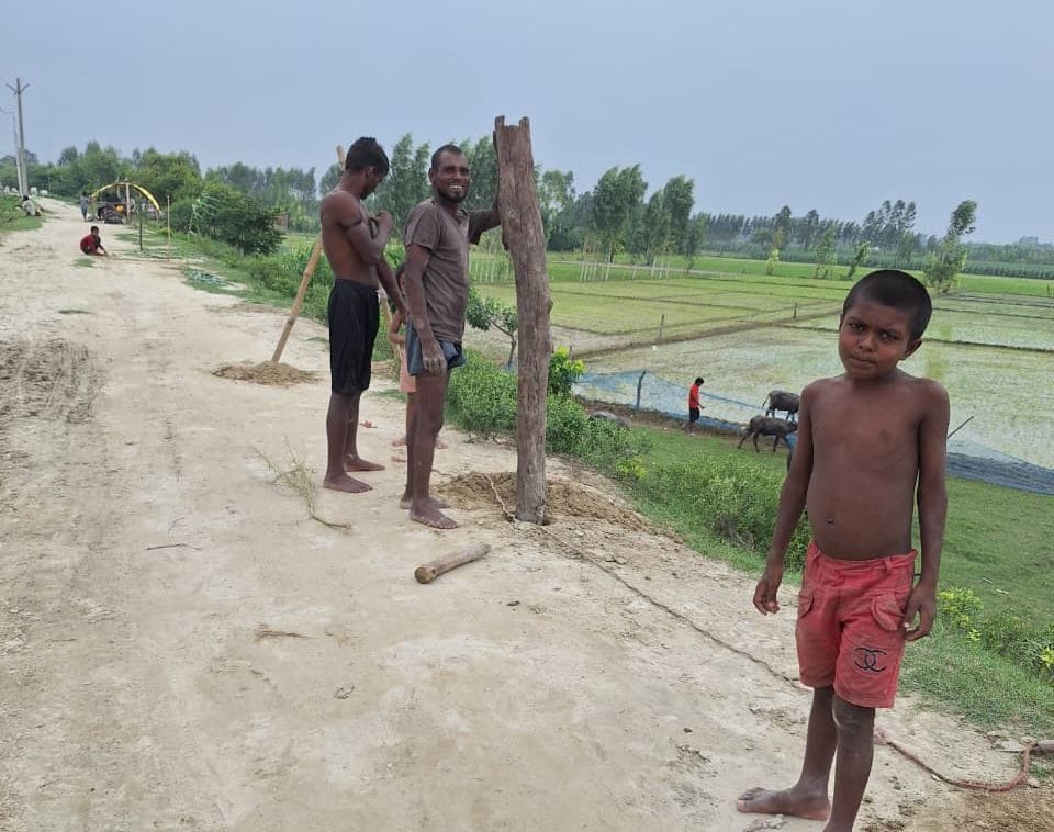 नेपाल के बैराजों से 5.50 लाख क्यूसेक पानी छोड़े जाने और लगातार हो रही बारिश से सरयू उफना गई हैं
