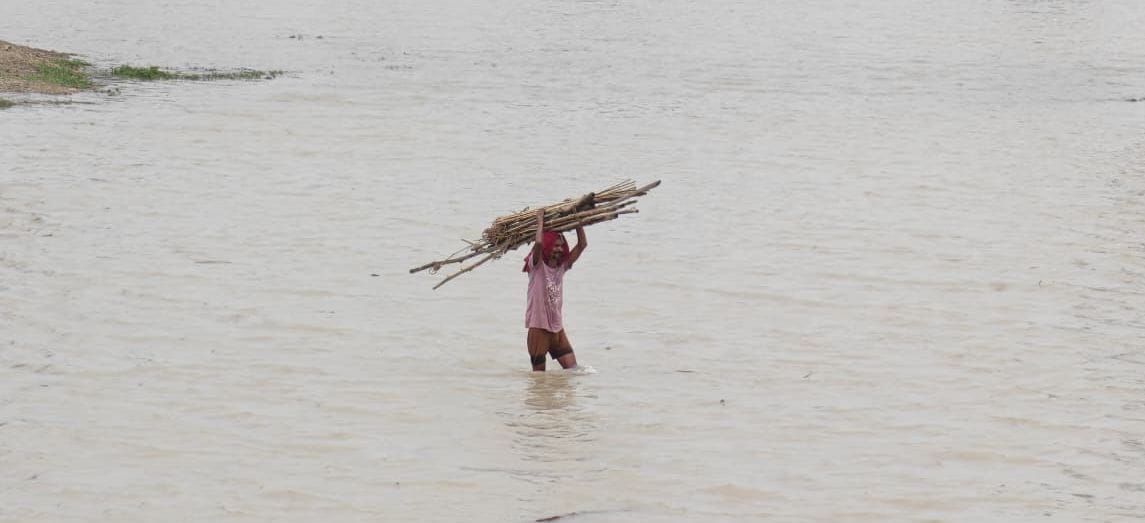 नेपाल के बैराजों से 5.50 लाख क्यूसेक पानी छोड़े जाने और लगातार हो रही बारिश से सरयू उफना गई हैं