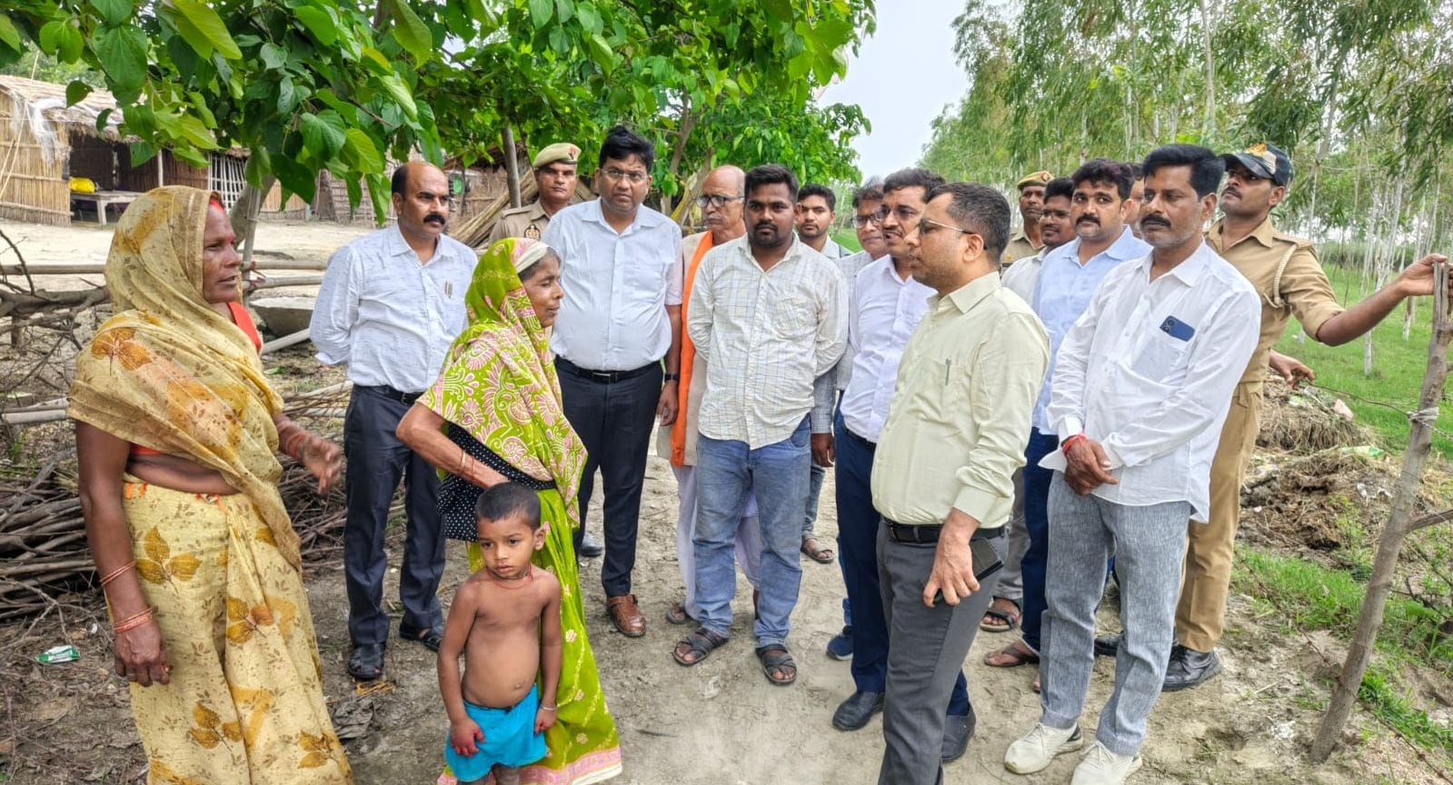 नेपाल के बैराजों से 5.50 लाख क्यूसेक पानी छोड़े जाने और लगातार हो रही बारिश से सरयू उफना गई हैं