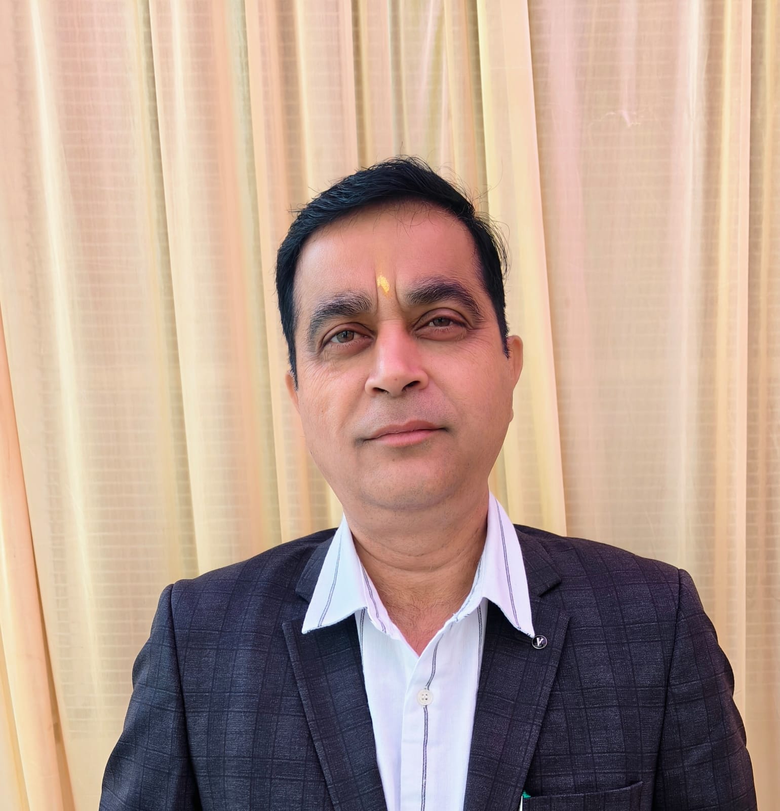 नीरज अवस्थी प्रधानाचार्य मॉडर्न स्कूल।