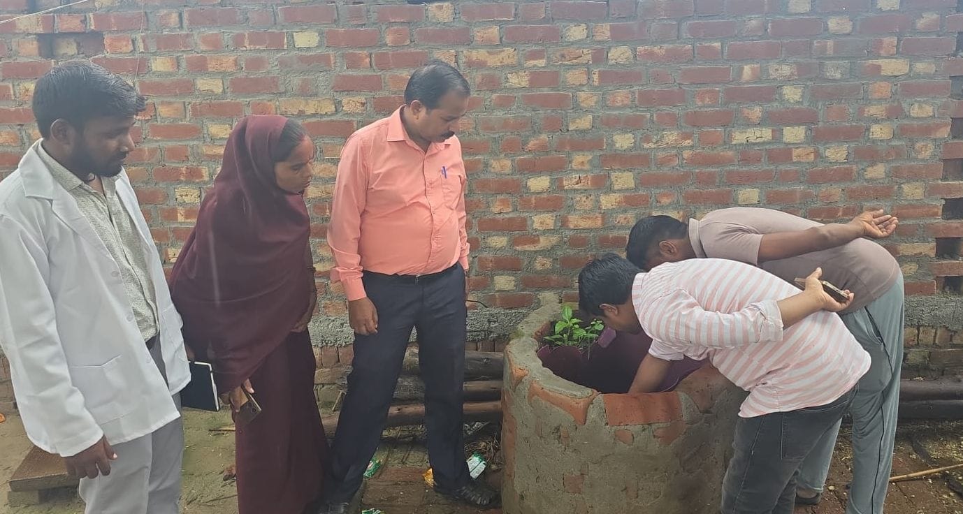 नसीरपुर टप्पा मलसई में कमरे में फागिंग करता कर्मचारी। स्रोत विभाग नसीरपुर टप्पा मलसई में कमरे में फागिंग करता कर्मचारी। स्रोत विभाग