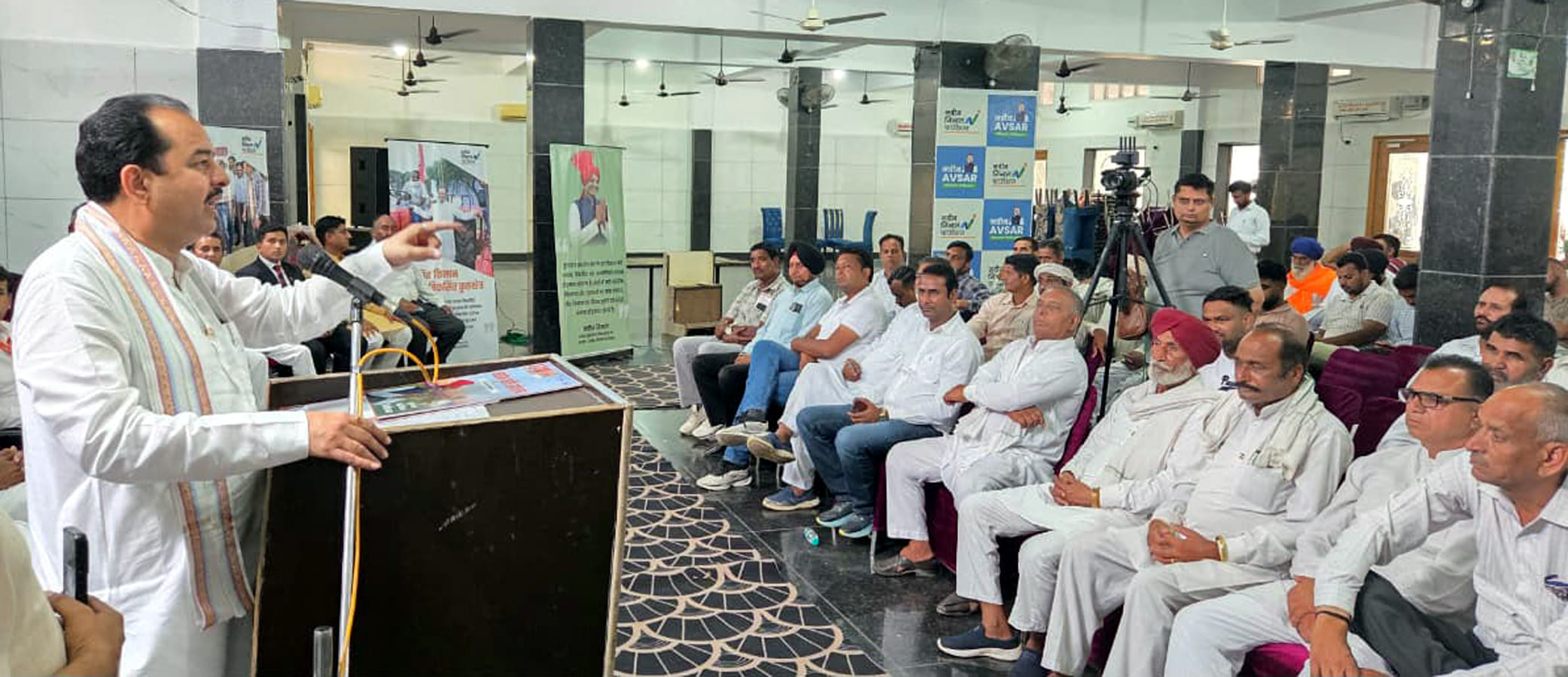 नवीन संकल्प कार्यक्रम में किसानों को संबोधित करते हुए पूर्व विधायक कुलवंत बाजीगर नवीन संकल्प कार्यक्रम में किसानों को संबोधित करते हुए पूर्व विधायक कुलवंत बाजीगर