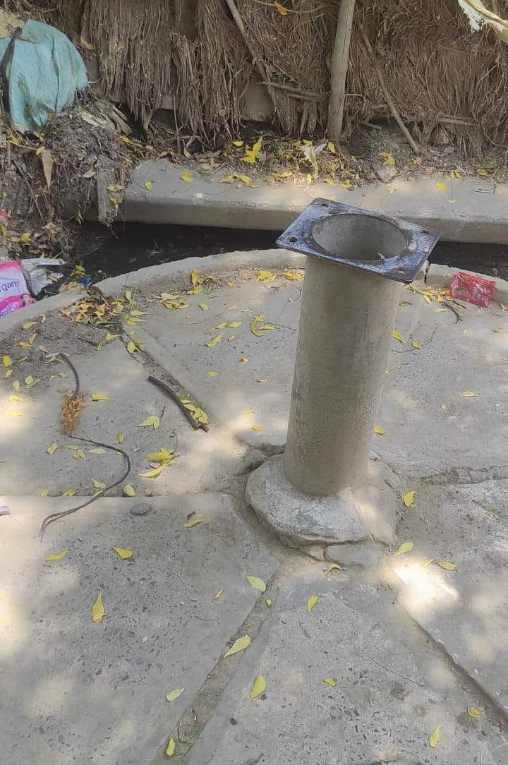 नियामताबाद के पटनवा सचिवालय पर खराब हैंडपंप। संवाद नियामताबाद के पटनवा सचिवालय पर खराब हैंडपंप। संवाद