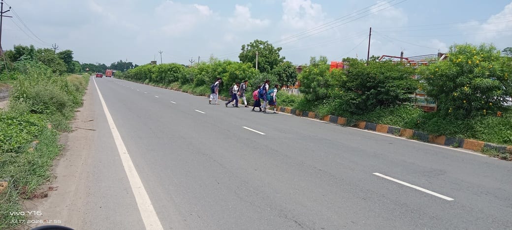 पकवा इनार में हाईवे पर बना गड्ढ़ा।संवाद