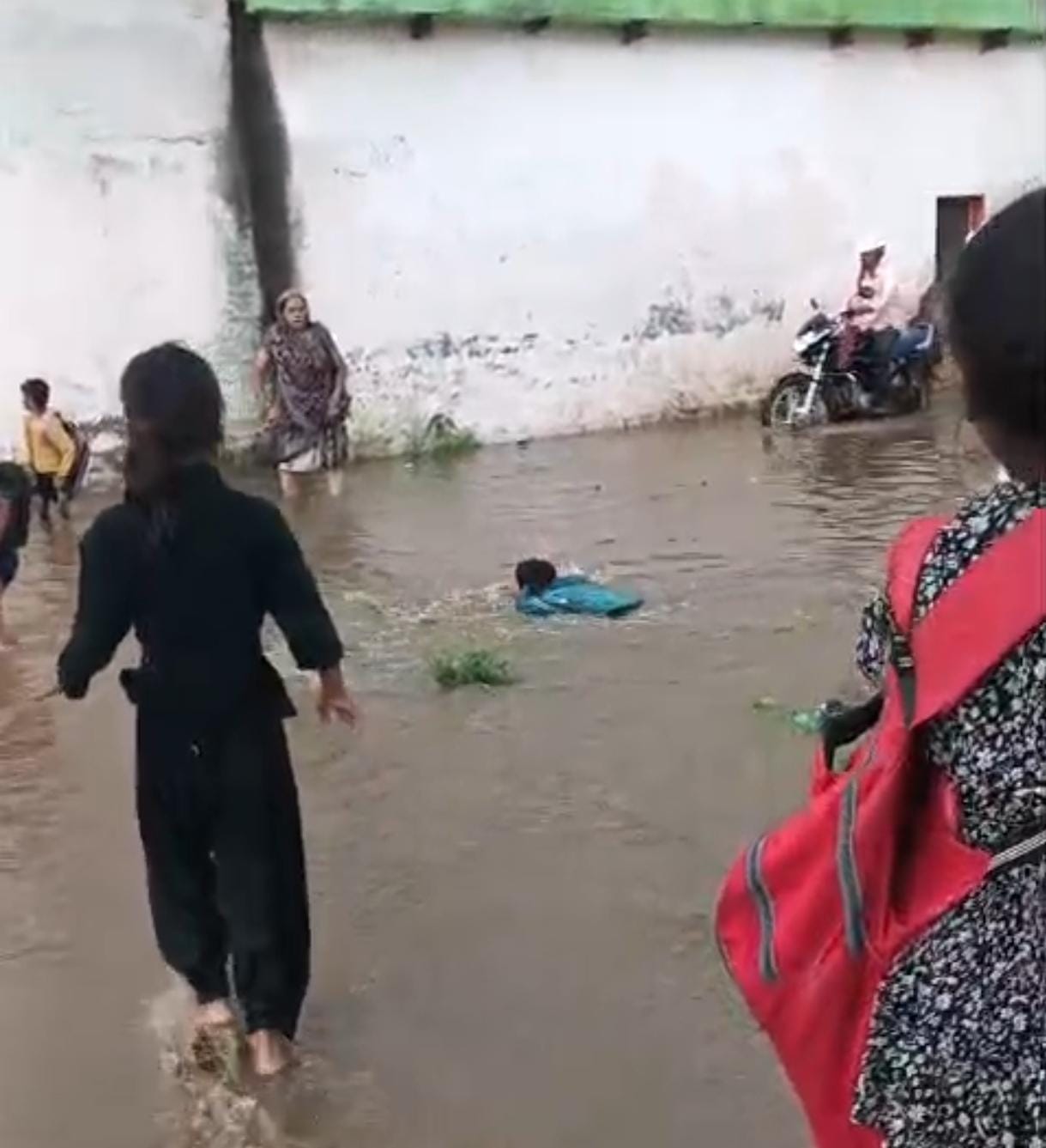 पानी में बहा बच्चा