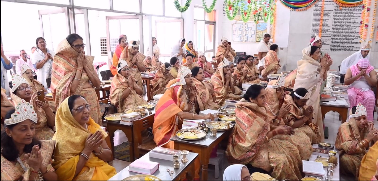प्राचीन दिगंबर जैन बड़े मंदिर में पूजा अर्चना करते श्रद्धालु स्रोत मंदिर प्राचीन दिगंबर जैन बड़े मंदिर में पूजा अर्चना करते श्रद्धालु स्रोत मंदिर