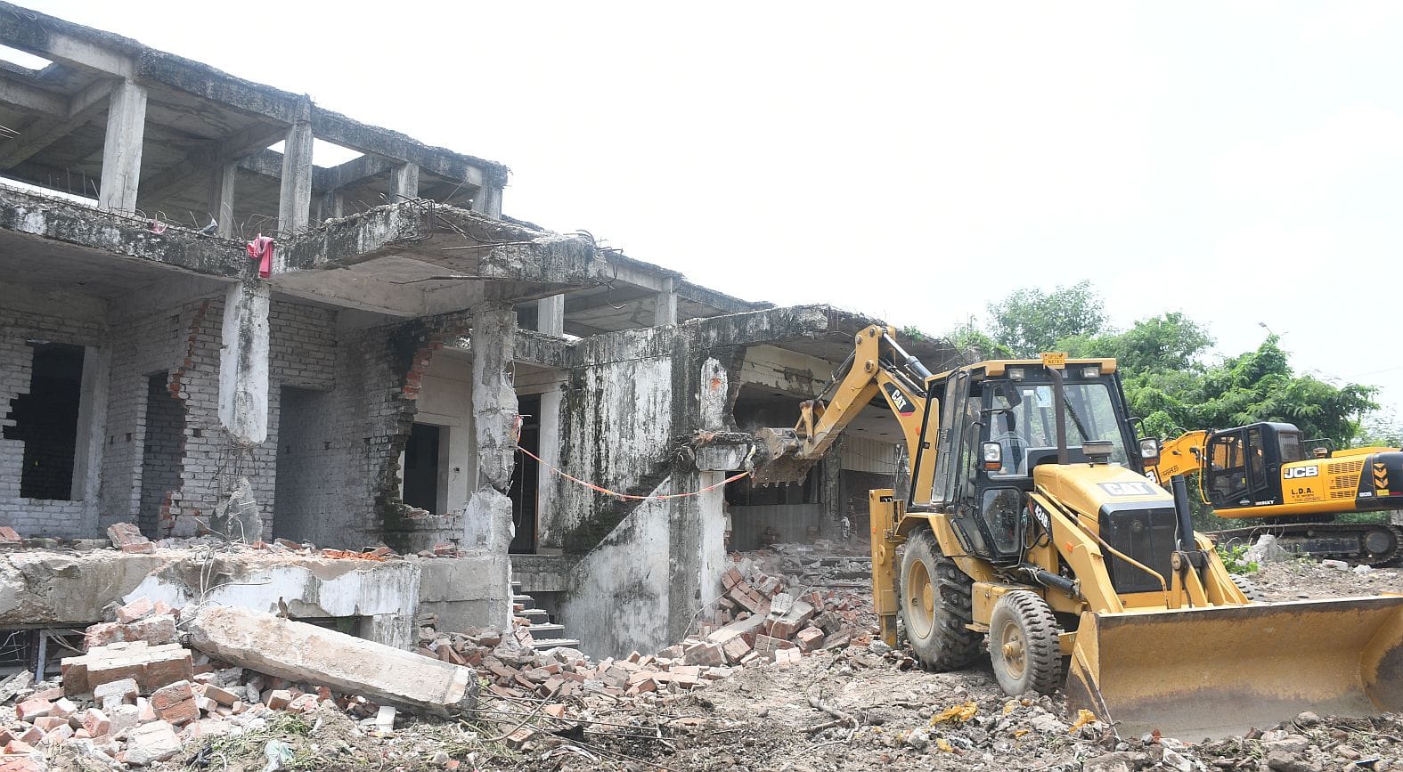 पूर्व सपा विधायक रामपाल यादव का अवैध कॉम्प्लेक्स एलडीए के प्रवर्तन दस्ते ने ध्वस्त कर दिया। पूर्व सपा विधायक रामपाल यादव का अवैध कॉम्प्लेक्स एलडीए के प्रवर्तन दस्ते ने ध्वस्त कर दिया।