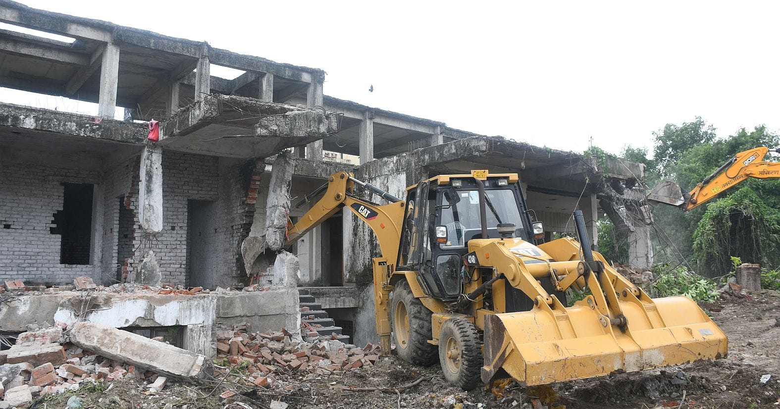 पूर्व सपा विधायक रामपाल यादव का अवैध कॉम्प्लेक्स एलडीए के प्रवर्तन दस्ते ने ध्वस्त कर दिया। पूर्व सपा विधायक रामपाल यादव का अवैध कॉम्प्लेक्स एलडीए के प्रवर्तन दस्ते ने ध्वस्त कर दिया।