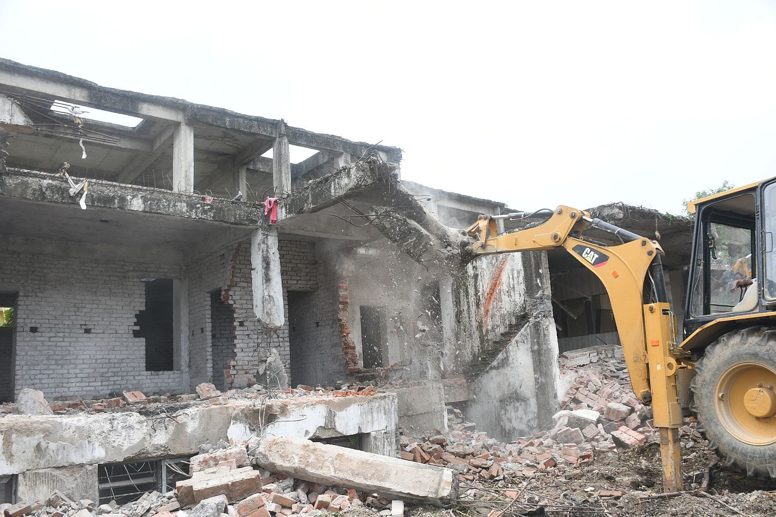 पूर्व सपा विधायक रामपाल यादव का अवैध कॉम्प्लेक्स एलडीए के प्रवर्तन दस्ते ने ध्वस्त कर दिया। पूर्व सपा विधायक रामपाल यादव का अवैध कॉम्प्लेक्स एलडीए के प्रवर्तन दस्ते ने ध्वस्त कर दिया।