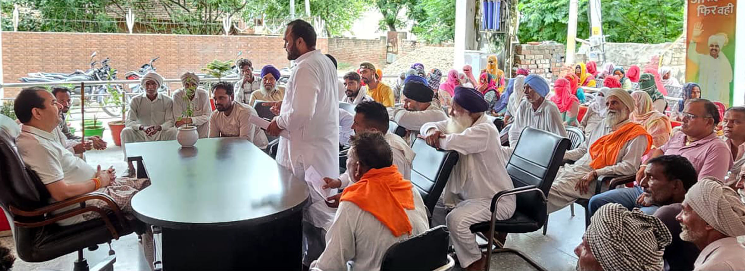 पूर्व विधायक कुलवंत बाजीगर अपने निवास पर लोगों की समस्याएं सुनते हुए। पूर्व विधायक कुलवंत बाजीगर अपने निवास पर लोगों की समस्याएं सुनते हुए।