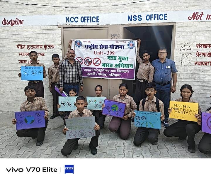 पोस्टर मेकिंग प्रतियोगिता में भाग लेते विद्यार्थी। स्कूल पोस्टर मेकिंग प्रतियोगिता में भाग लेते विद्यार्थी। स्कूल