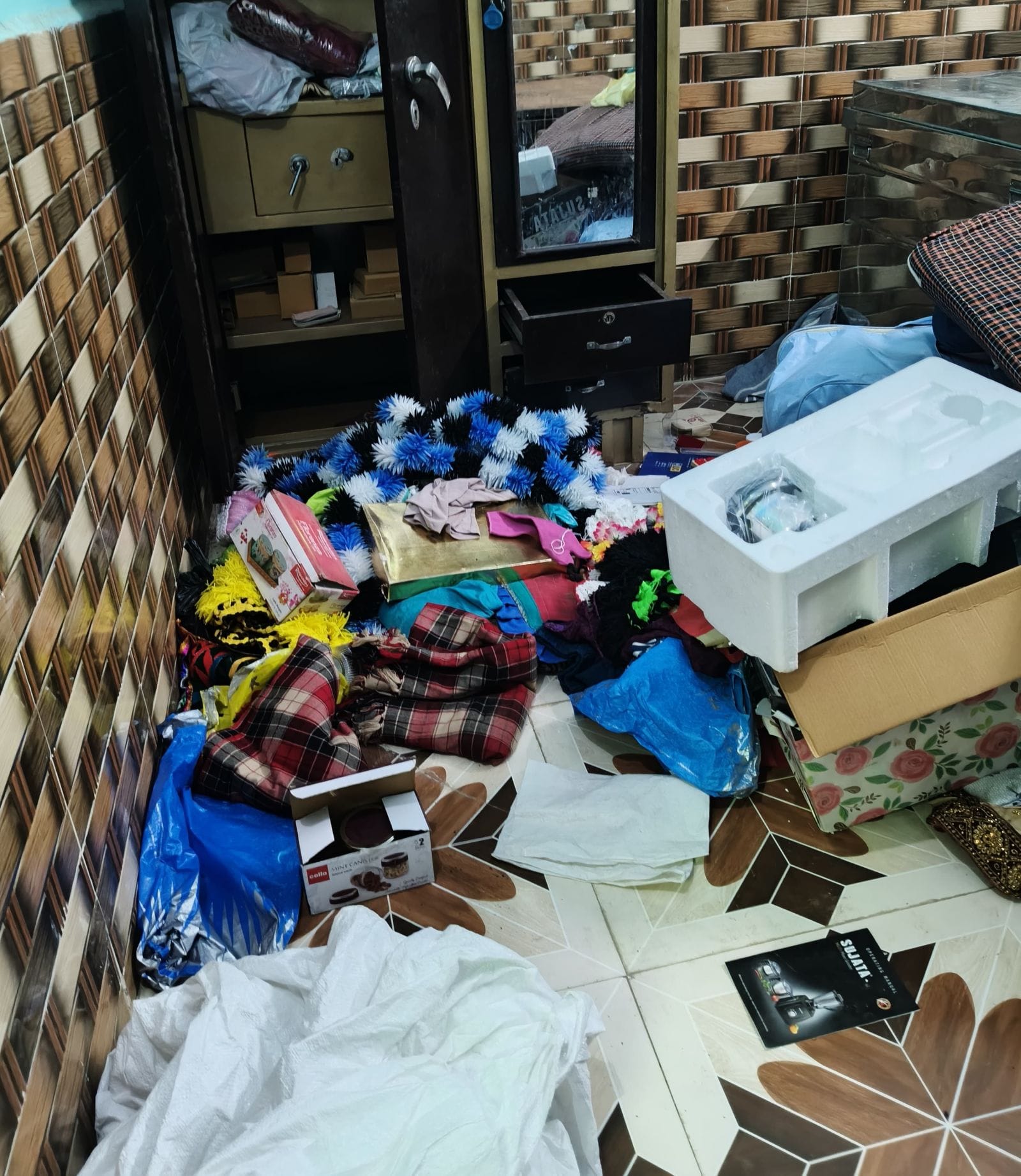 रसूलपुर में चोरी के बाद बिखरा पड़ा सामन। संवाद रसूलपुर में चोरी के बाद बिखरा पड़ा सामन। संवाद