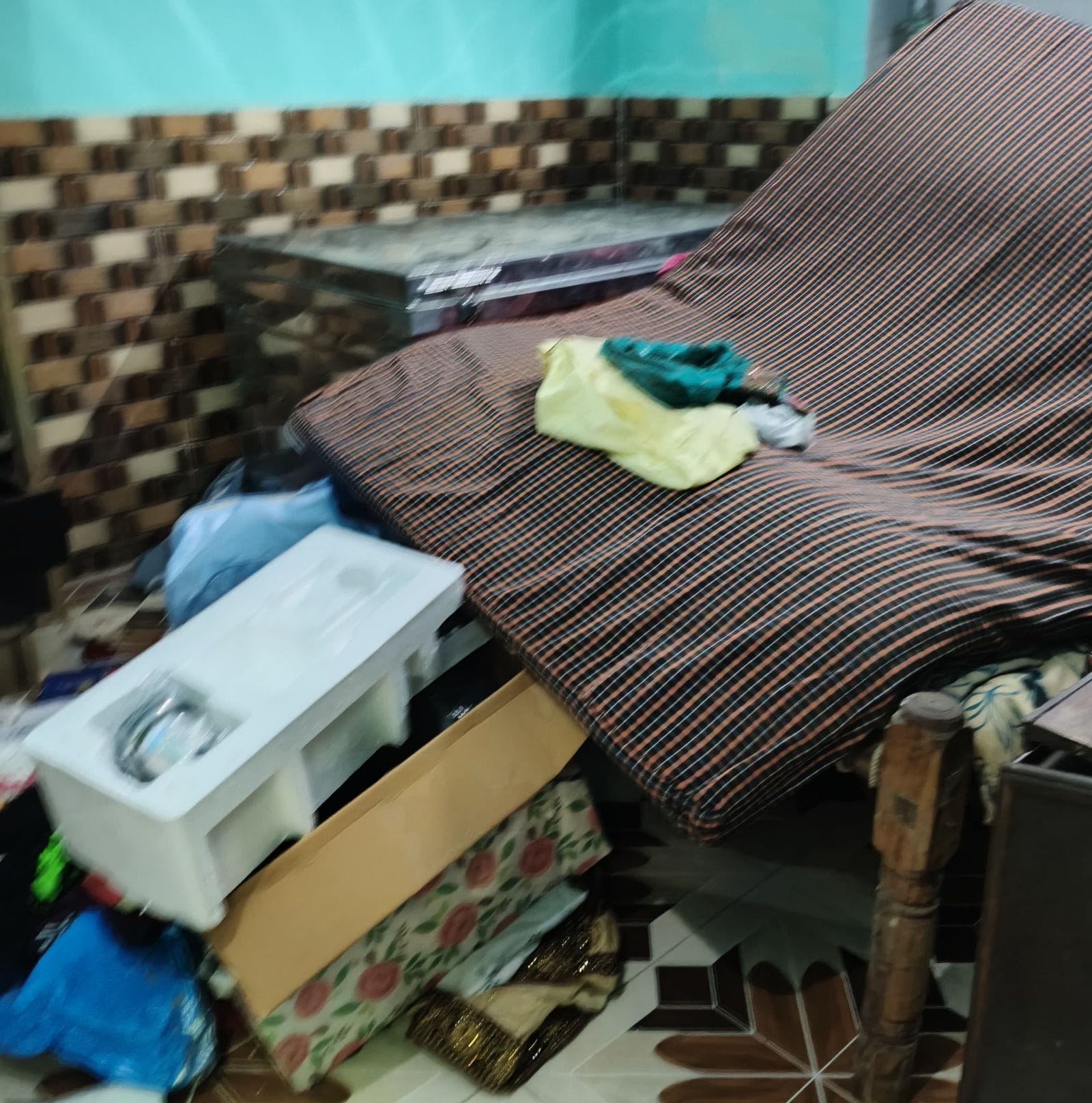 रसूलपुर में चोरी के बाद बिखरा पड़ा सामन। संवाद रसूलपुर में चोरी के बाद बिखरा पड़ा सामन। संवाद