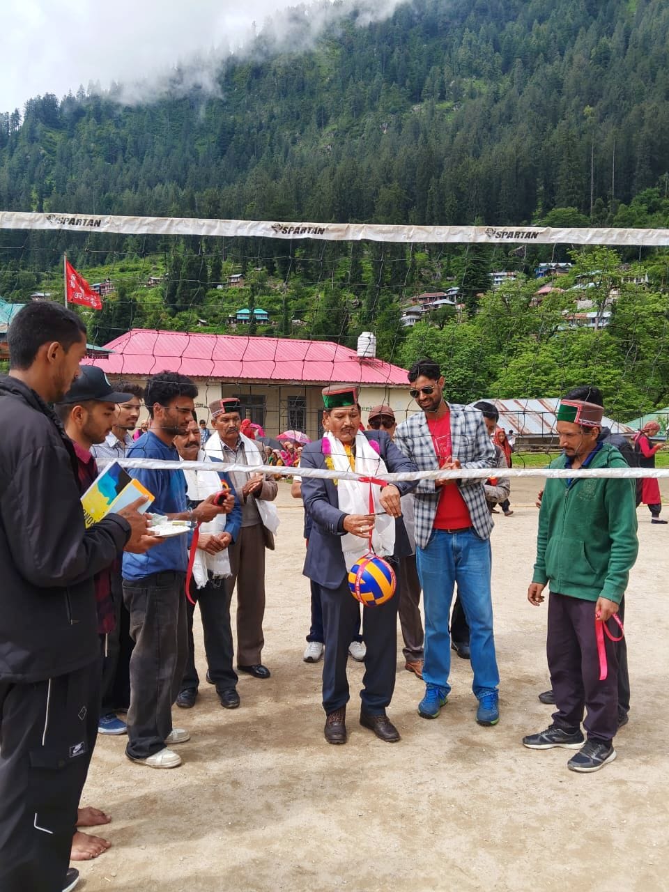 सरपारा में खेलकूद प्रतियोगिता के शुभारंभ अवसर पर मौजूद मुख्यातिथि, महिलाएं और अन्य। स्रोत : कमे सरपारा में खेलकूद प्रतियोगिता के शुभारंभ अवसर पर मौजूद मुख्यातिथि, महिलाएं और अन्य। स्रोत : कमे