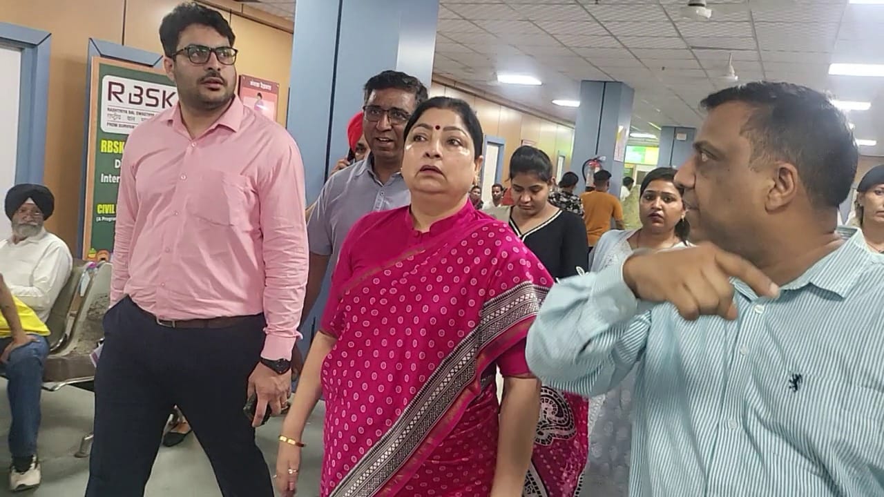 सिविल अस्पताल के निरीक्षण के दौरान शौचालय की बदहाली दिखाते हुए फटकार लगाती महिला आयोग की चेयरपर सिविल अस्पताल के निरीक्षण के दौरान शौचालय की बदहाली दिखाते हुए फटकार लगाती महिला आयोग की चेयरपर