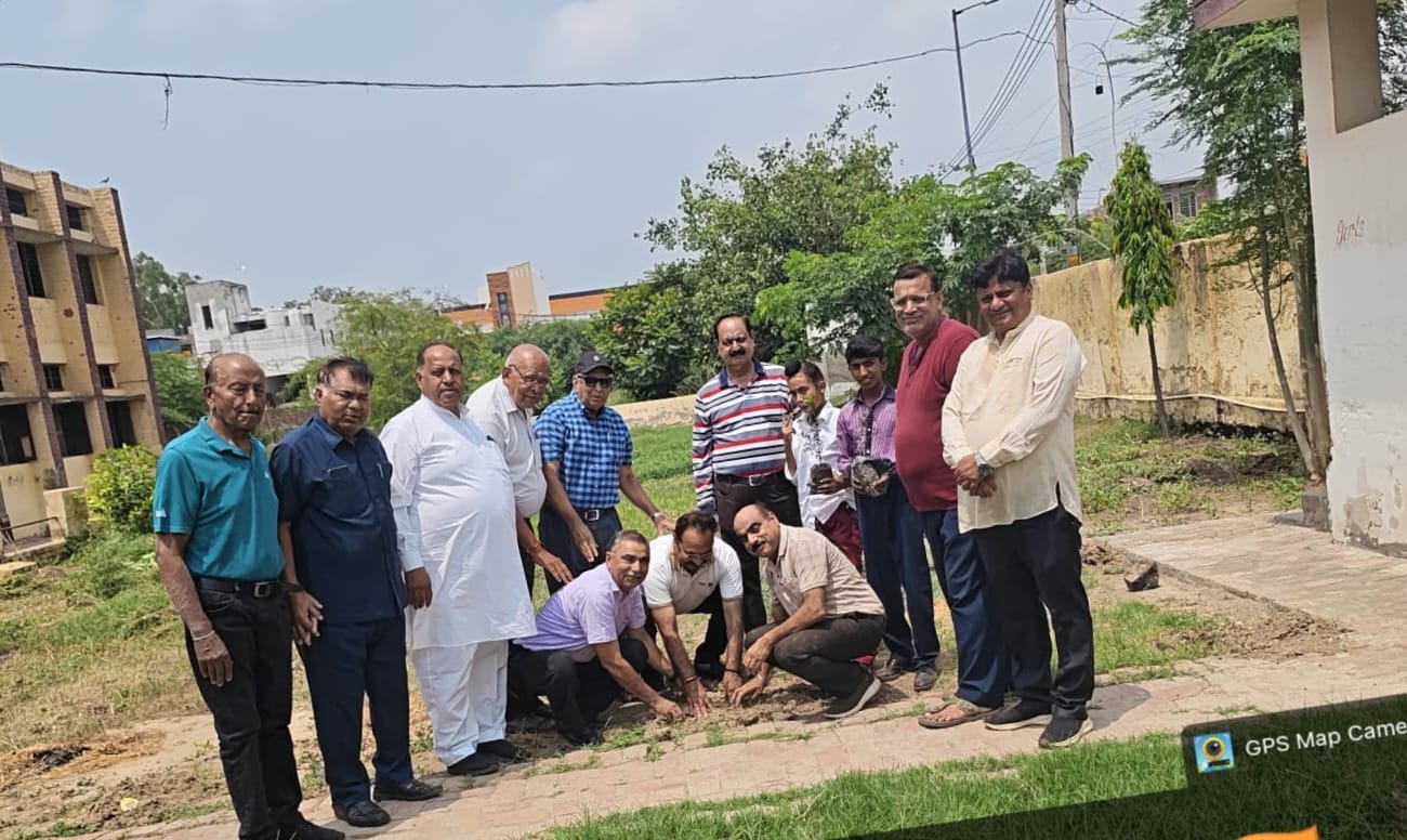 स्वामी विवेकानंद स्कूल में पौधरोपण करते सदस्य। विज्ञप्ति