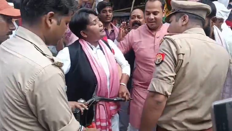 शहर के बंशीबाजार स्थित सपा कार्यालय डॉ लोहिया -मुलायम सिंह यादव भवन से निकलती साइकिल यात्रा में शहर के बंशीबाजार स्थित सपा कार्यालय डॉ लोहिया -मुलायम सिंह यादव भवन से निकलती साइकिल यात्रा में