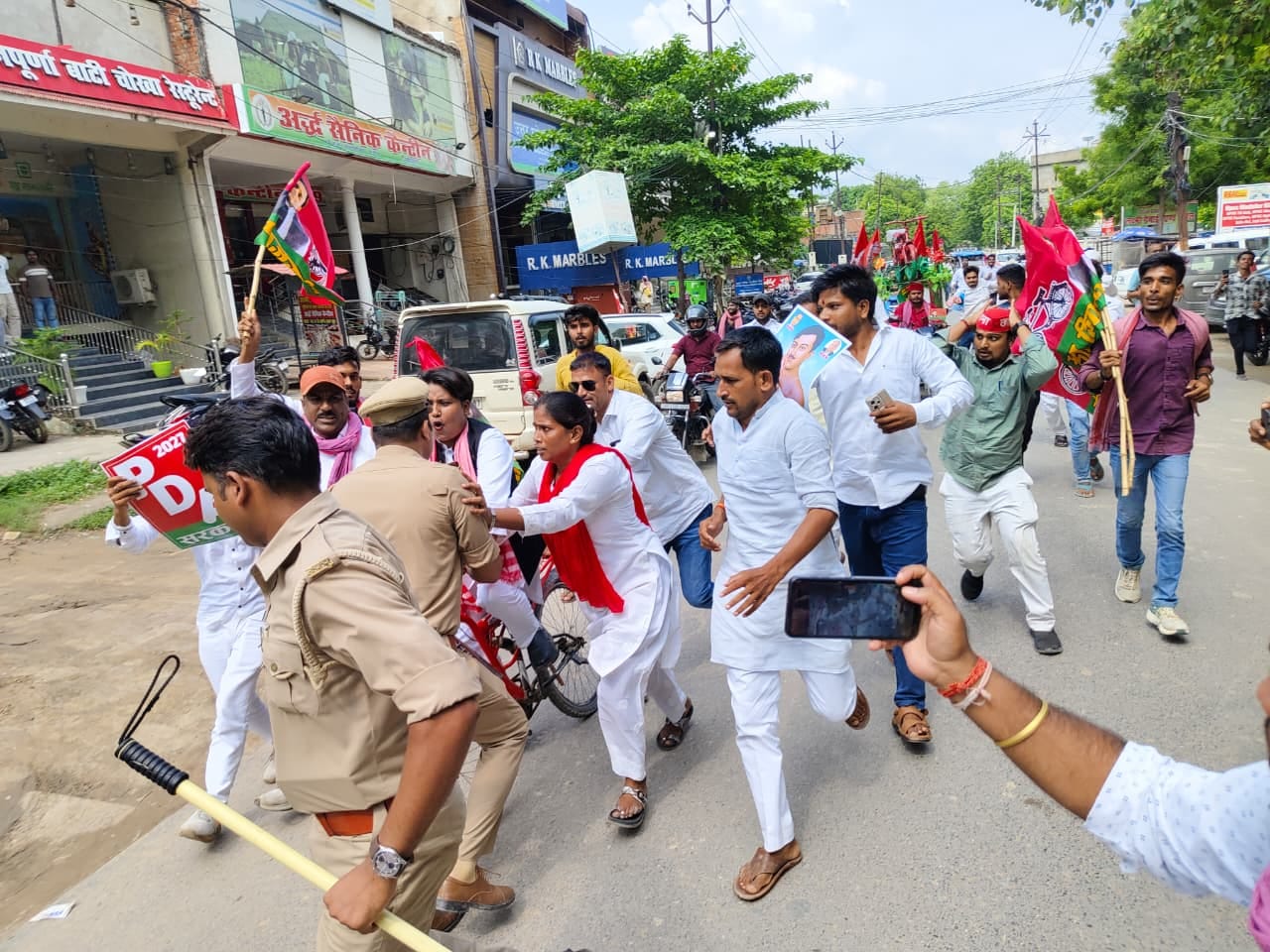 शहर के बंशीबाजार स्थित सपा कार्यालय डॉ लोहिया -मुलायम सिंह यादव भवन से निकलती साइकिल यात्रा में शहर के बंशीबाजार स्थित सपा कार्यालय डॉ लोहिया -मुलायम सिंह यादव भवन से निकलती साइकिल यात्रा में