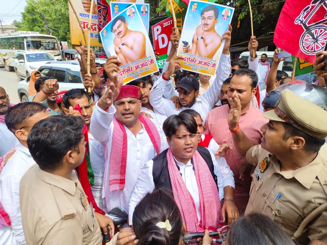 शहर के बंशीबाजार स्थित सपा कार्यालय डॉ लोहिया -मुलायम सिंह यादव भवन से निकलती साइकिल यात्रा में शहर के बंशीबाजार स्थित सपा कार्यालय डॉ लोहिया -मुलायम सिंह यादव भवन से निकलती साइकिल यात्रा में
